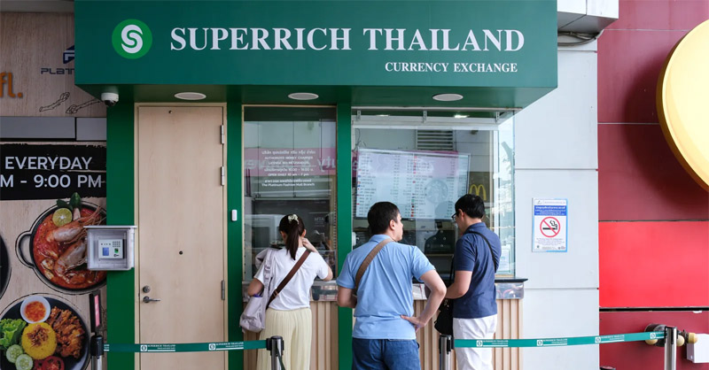 Đổi tiền tại các quầy uy tín trong thành phố như SuperRich Thailand