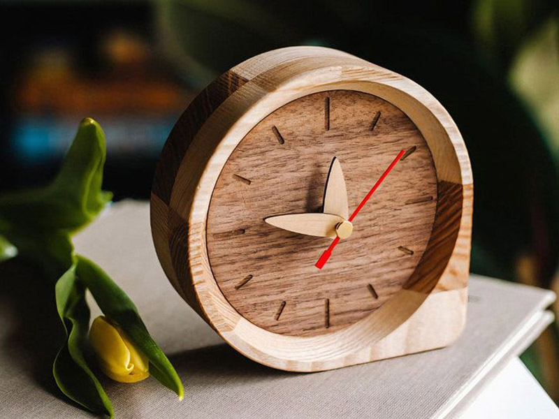 Đồng hồ để bàn là món quà lưu niệm được nhiều người yêu thích
