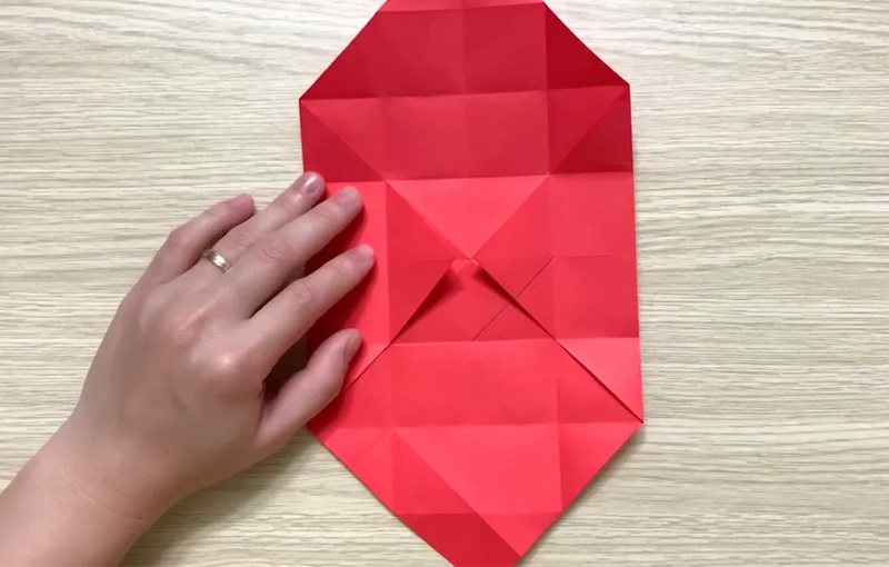 Lấy thước và bút chì kẻ một đoạn ngắn để làm dấu