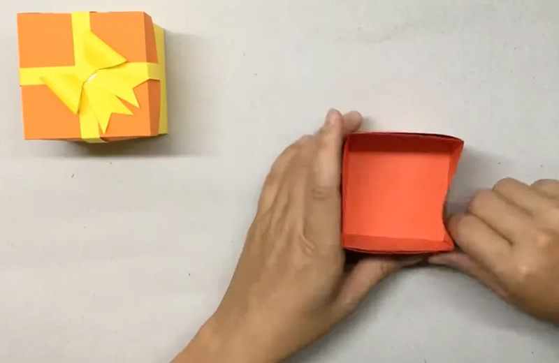 Dán các mặt lại thành một chiếc hộp