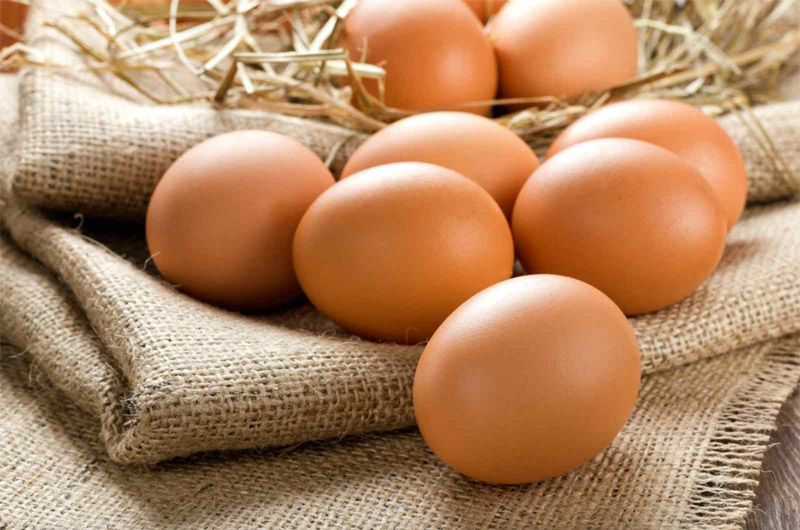 Lăn nhẹ trứng gà luộc lên vùng bầm để làm tan máu bầm