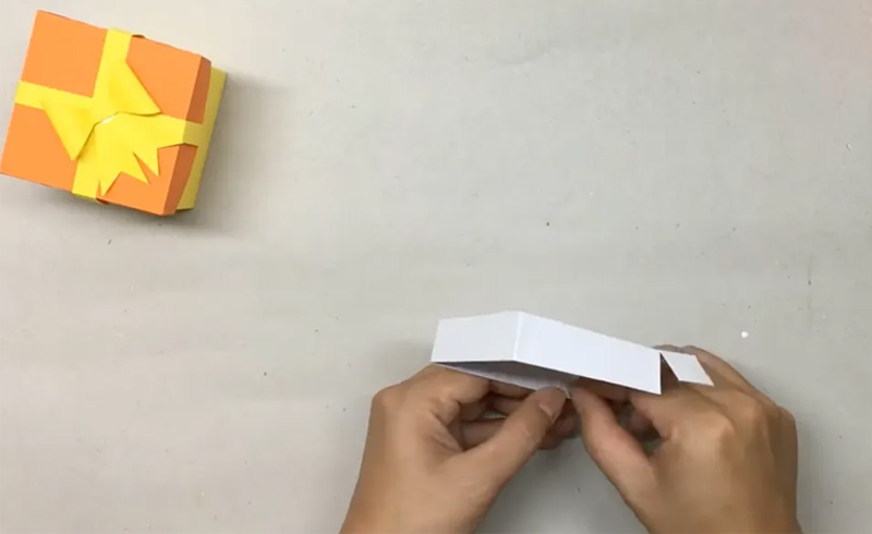 Ráp lại với thân hộp và trang trí thêm theo sở thích