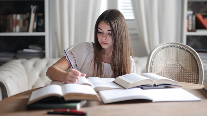 Ghi lại tên sách, tác giả, ngày hoàn thành và một vài dòng nhận xét