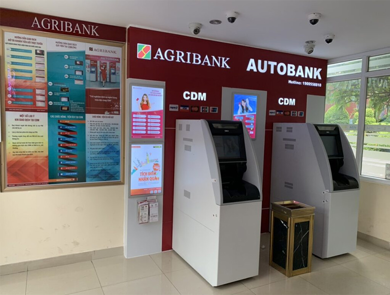 Tại cây ATM