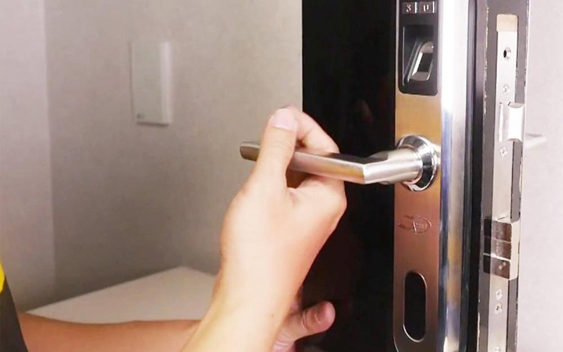 Khóa cửa tay gạt là loại khóa có tay cầm dạng cần gạt
