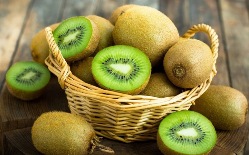 Mỗi quả kiwi cỡ trung bình chứa đến 70 miligam vitamin C