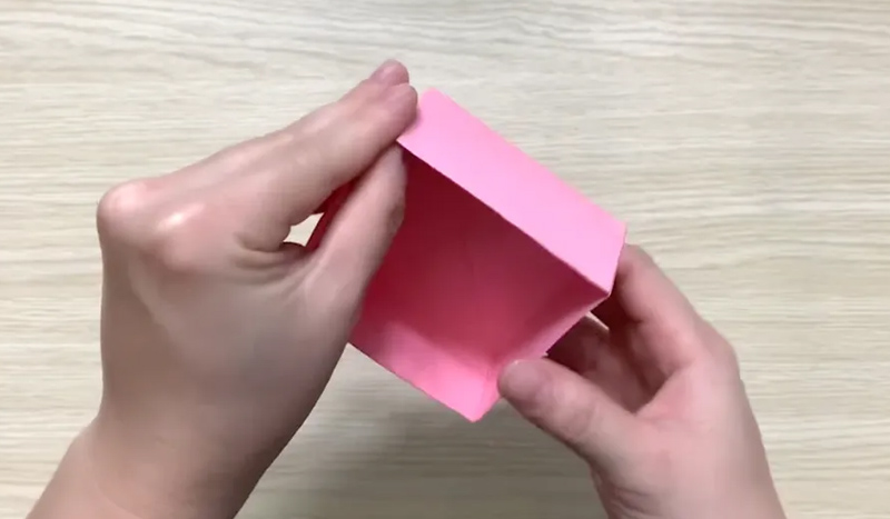Dùng một tờ giấy origami hình vuông khác để làm nắp hộp