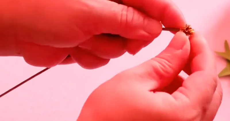 Dùng dây kim tuyến cuộn lại để làm nhụy hoa