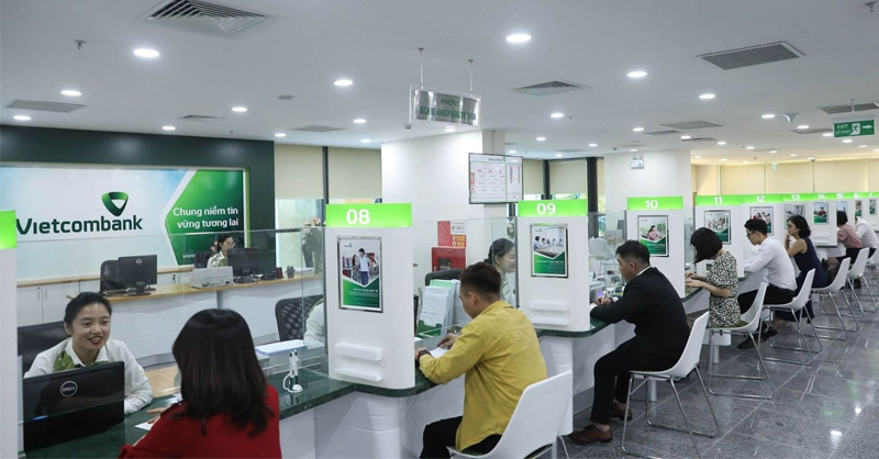 Đến quầy giao dịch ngân hàng để mở thẻ tín dụng