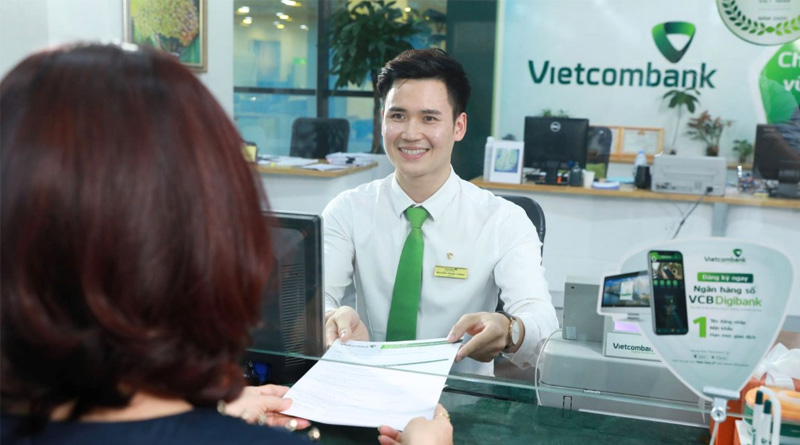Chuẩn bị hồ sơ và đến quầy giao dịch để mở thẻ tín dụng Vietcombank