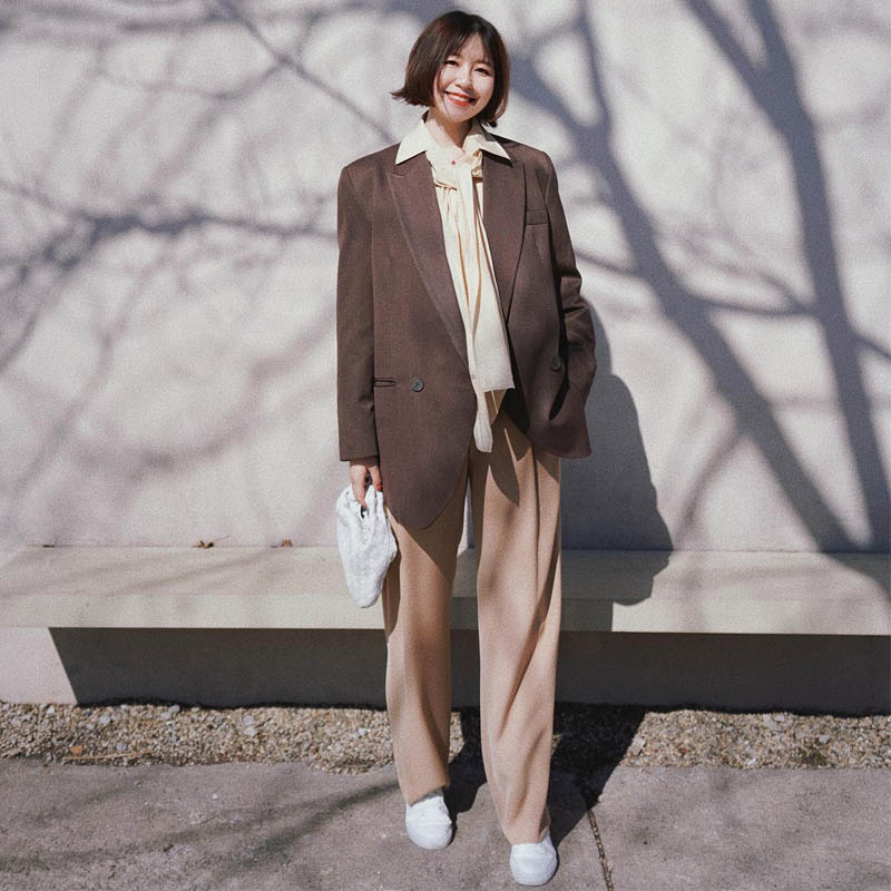 Phối quần ống rộng với áo blazer tạo nên phong cách hiện đại