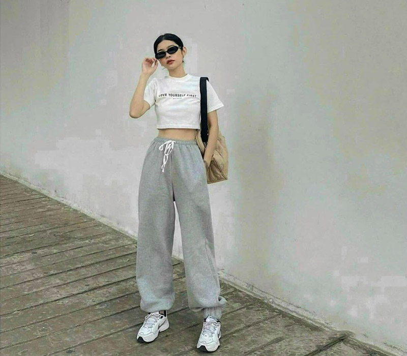 Phối quần ống rộng với áo crop top tạo vẻ ngoài năng động