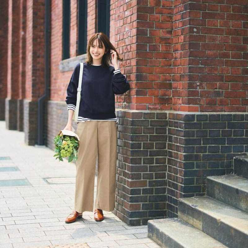 Phối quần ống rộng với áo sweater phù hợp khi đi học