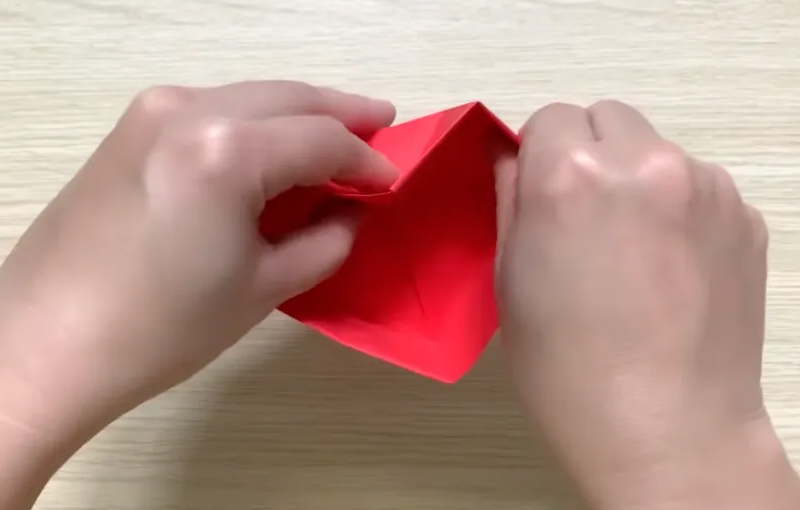 Gấp theo các đường trước đó để tạo thành hình trái tim cho hộp