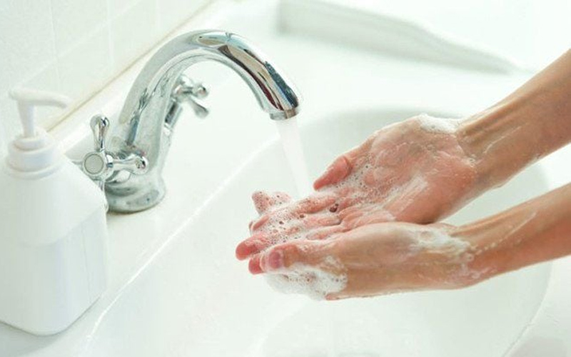 Rửa tay thường xuyên bằng xà phòng hoặc dung dịch sát khuẩn