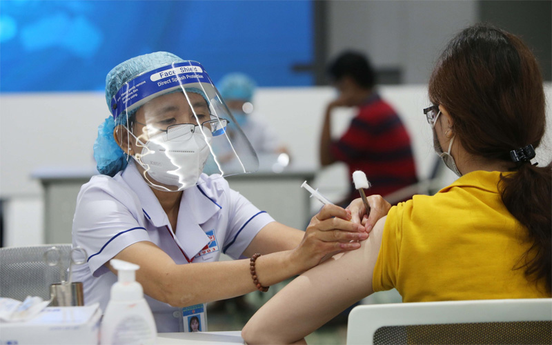 Tiêm vắc xin theo hướng dẫn của Bộ Y tế để phòng Covid-19