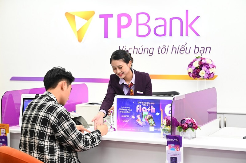 Mang CMND đến quầy giao dịch để tra cứu số tài khoản ngân hàng