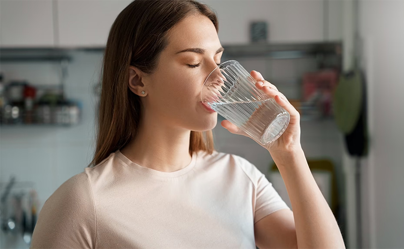 Uống đủ nước mỗi ngày