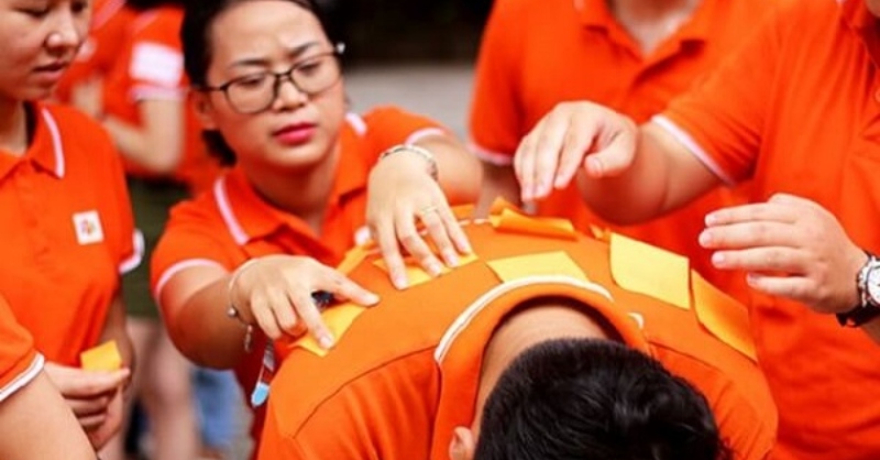 Vũ công giấy ghi chú là trò chơi team building trong nhà