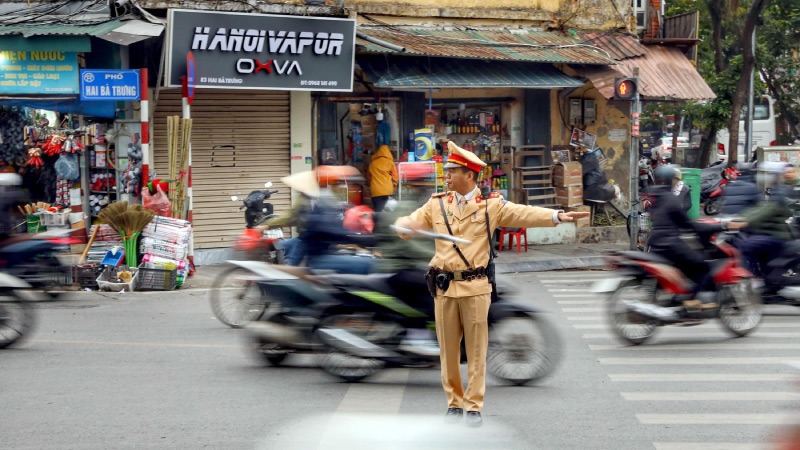 Có thể vượt đèn đỏ nếu có hiệu lệnh của người điều khiển giao thông