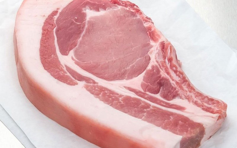 Thịt heo sạch có lớp mỡ và lớp da không tách rời