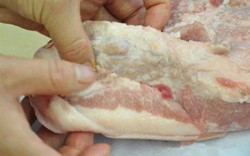 Kiểm tra xem thit heo có mùi hay màu kỳ lạ không