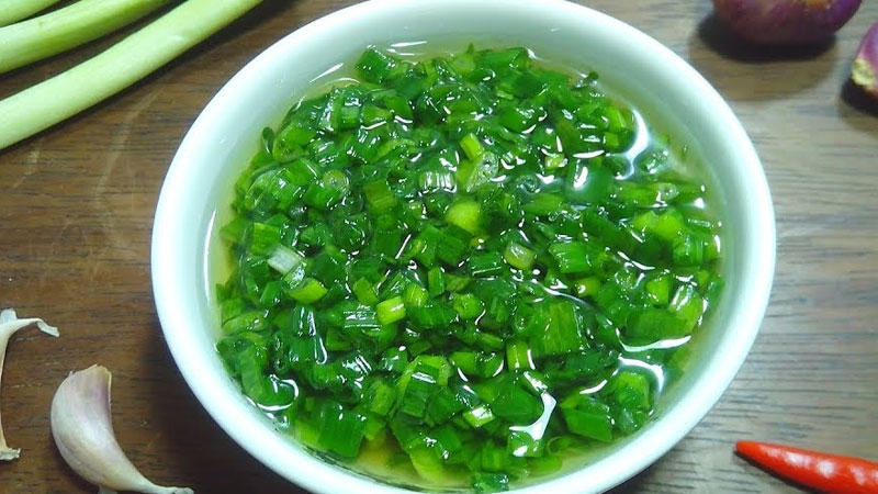 Làm mỡ hành để ăn kèm cơm cháy