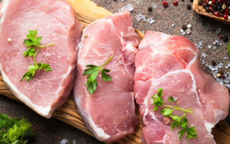 Ướp gia vị trước khi cho vào tủ lạnh là cách bảo quản thịt heo hiệu quả