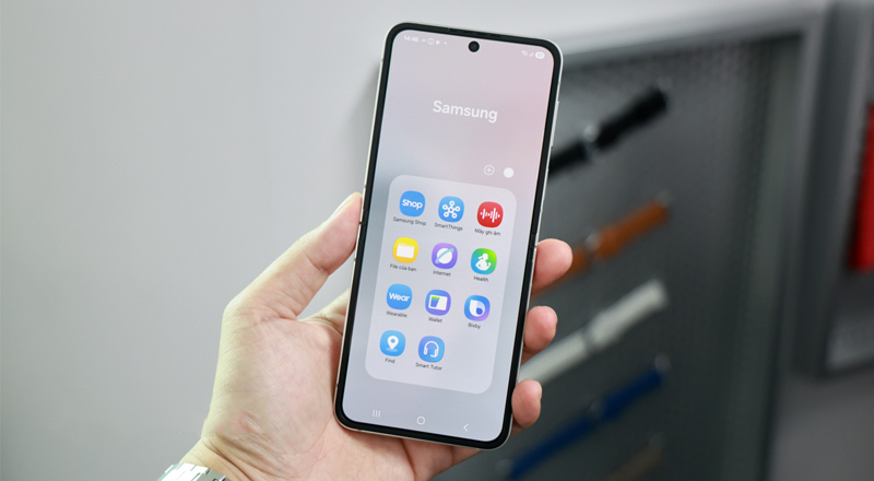 Galaxy Z Flip7 FE có màn hình chính sắc nét