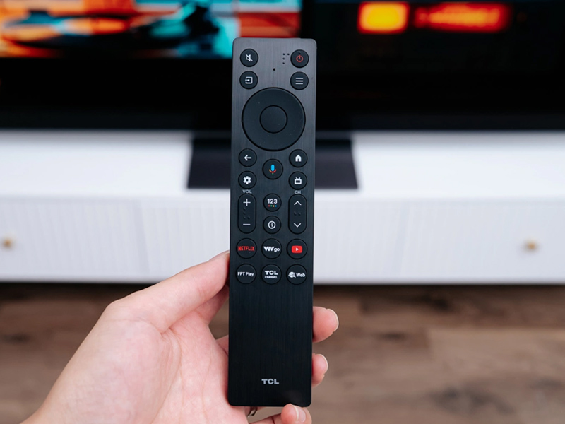 Remote của TCL C8K cho phép điều khiển thiết bị kết nối qua cổng HDMI