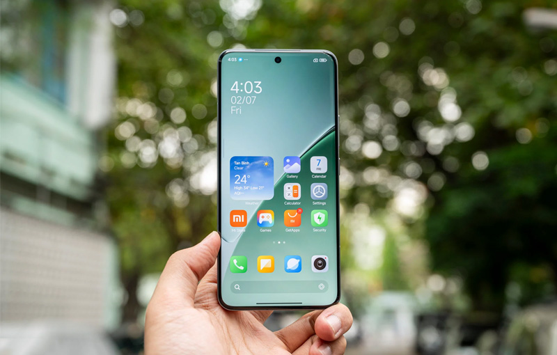 Xiaomi 15 Pro mang đến trải nghiệm cầm nắm dễ chịu