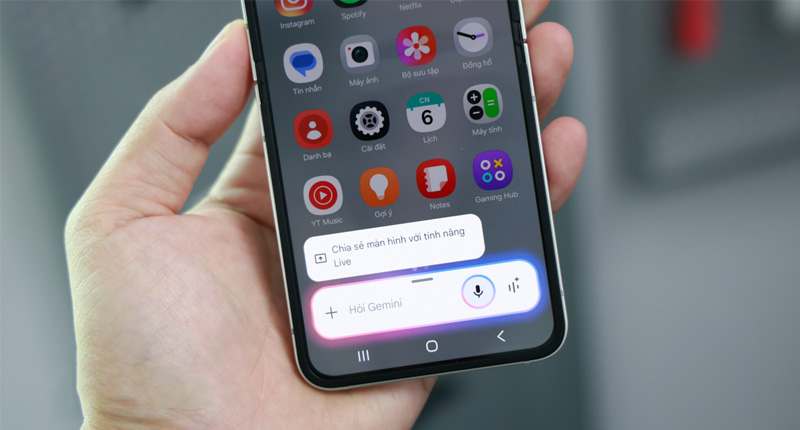 Trò chuyện với Gemini trên Galaxy Z Flip7 FE 