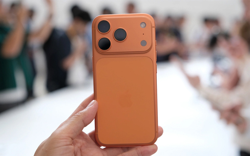 iPhone 17 Pro sở hữu cụm camera plateau trải dài toàn bộ mặt lưng