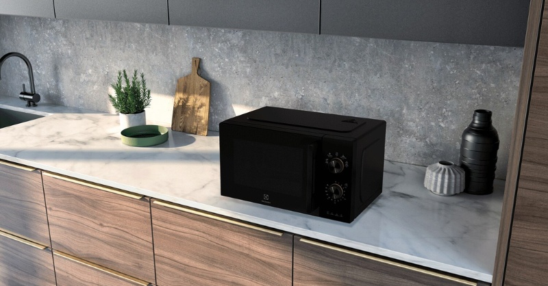 Lò vi sóng thông thường có giá rẻ hơn so với lò vi sóng có chức năng nướng