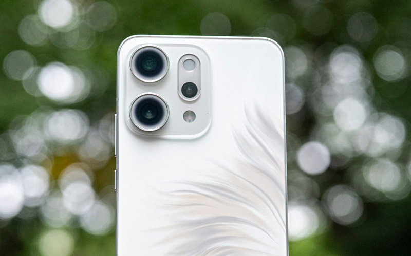 OPPO Reno14 Pro được trang bị ba ống kính có độ phân giải 50MP