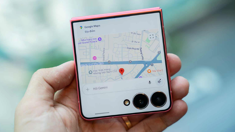 Samsung Z Flip7 trải nghiệm AI màn hình ngoài tốt hơn Z Flip7 FE