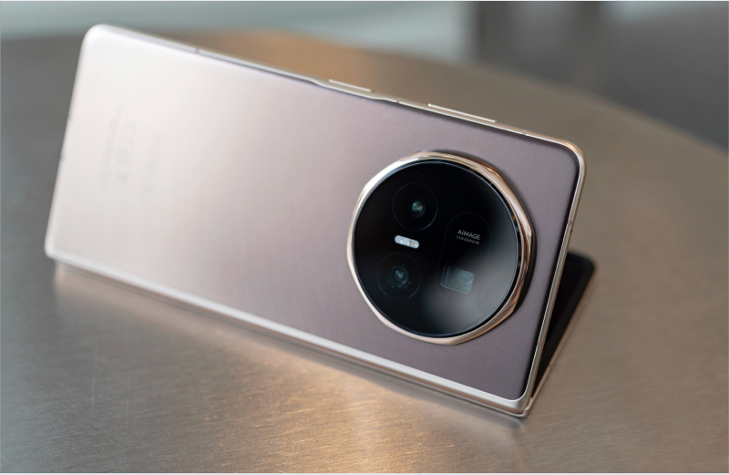 Cận cảnh cụm camera sau Honor Magic V5 với ống kính tròn lớn