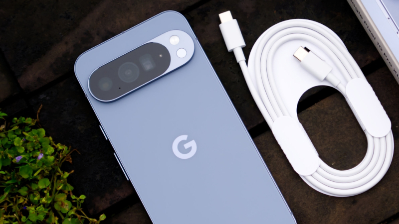 Google Pixel 10 Pro màu xám Titan với phụ kiện cáp USB-C