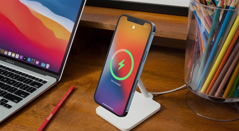 Xem phần trăm pin iPhone bằng cách cắm sạc 