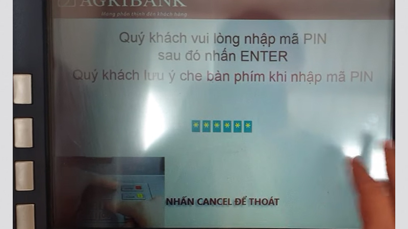 Chèn thẻ vào máy ATM và nhập mã PIN