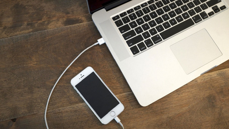 Chuyển ảnh từ iPhone sang MacBook bằng cáp USB