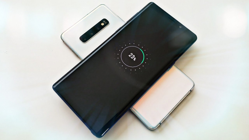 Đặt thiết bị cần sạc lên mặt sau của điện thoại Samsung