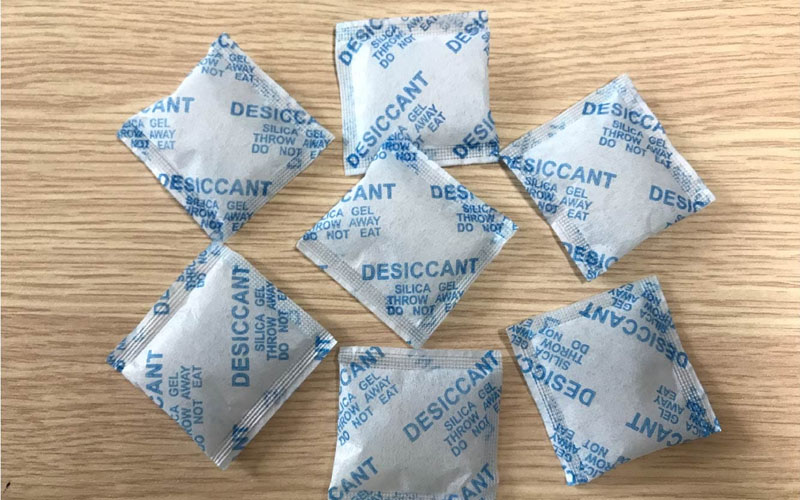 Để tai nghe ở nơi khô ráo cùng với túi hút ẩm để rút nước bên trong