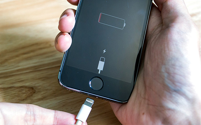 Không dùng iPhone trong lúc sạc pin