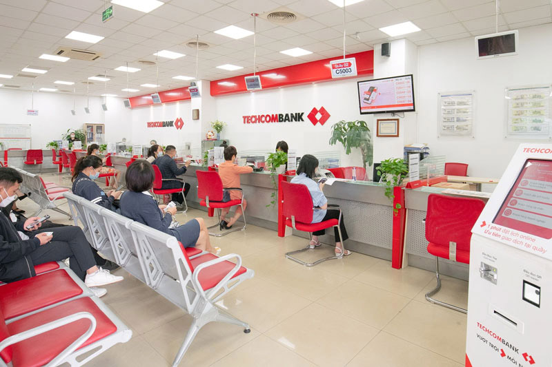 Đến quầy giao dịch để khóa thẻ Techcombank