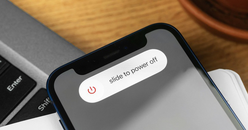 Khởi động lại iPhone sửa lỗi đèn pin
