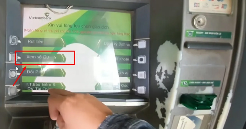 Đưa thẻ Vietcombank vào cây ATM và kiểm tra số dư