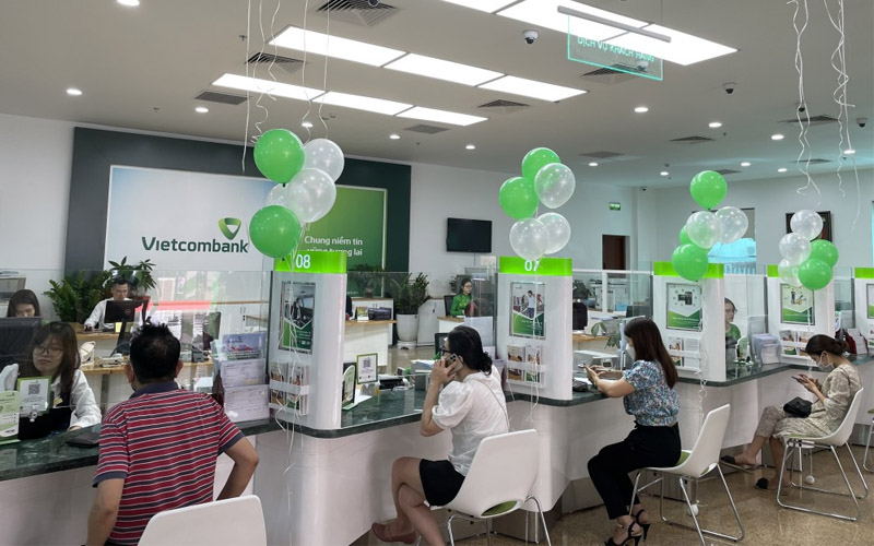 Đến phòng giao dịch Vietcombank để kiểm tra số dư