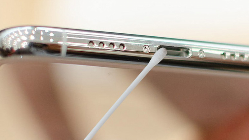 Lau khô cổng Lightning và cáp sạc