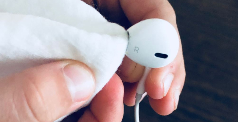 Lau khô bề mặt tai nghe để tránh hư hỏng nặng hơn